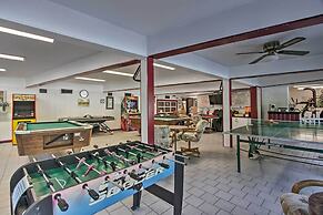 Eclectic Cabin w/ Hot Tub: 1 Mi to Ober Gatlinburg