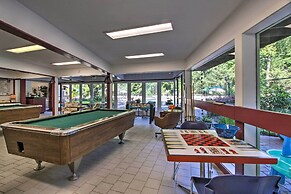 Eclectic Cabin w/ Hot Tub: 1 Mi to Ober Gatlinburg