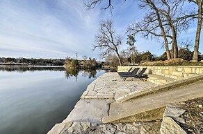 Bright n Breezy Waterfront Lake Granbury Getaway!
