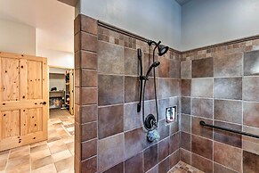 < 3 Mi to Pinetop Country Club: Luxe Cabin w/ Deck