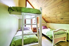 East Burke House w/ Deck < 3 Mi to Kingdom Trails!