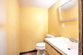 East Burke House w/ Deck < 3 Mi to Kingdom Trails!