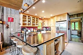 East Burke House w/ Deck < 3 Mi to Kingdom Trails!