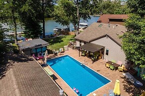 Boat Dock & Backyard: 'rock River Retreat'