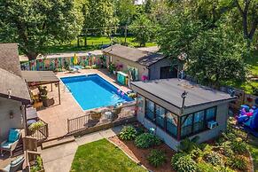 Boat Dock & Backyard: 'rock River Retreat'