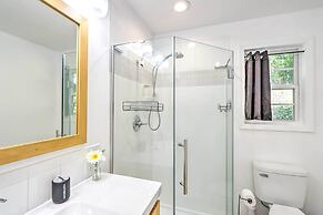 Warne Retreat w/ Hot Tub & Fire Pit!