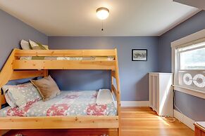 Franconia Escape on Half Acre w/ Fire Pit & Deck!