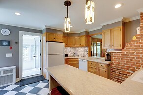 Franconia Escape on Half Acre w/ Fire Pit & Deck!