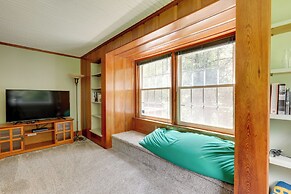 Franconia Escape on Half Acre w/ Fire Pit & Deck!