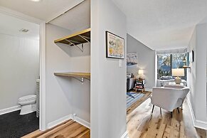 Walk to Coligny Beach Park: Coastal Oasis w/ Pool