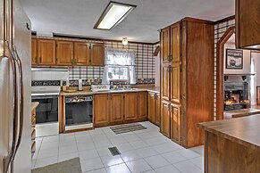 Captivating Cadiz Hideaway w/ Deck on Lake Barkley