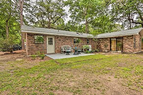 Cozy Studio With Yard, 6 Miles to Dwtn Beaufort!