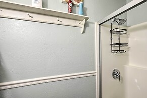 Bright Pine Cabin: Direct Trail Access & Deck!