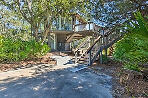 Walk to Harbour Town: Airy Treehouse w/ Bikes