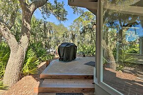 Walk to Harbour Town: Airy Treehouse w/ Bikes