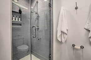 Walk to Harbour Town: Airy Treehouse w/ Bikes