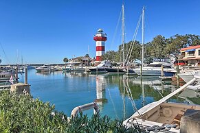 Walk to Harbour Town: Airy Treehouse w/ Bikes