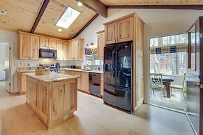 Near Golf & Hiking: Updated Country Club Cabin!