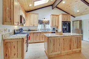 Near Golf & Hiking: Updated Country Club Cabin!