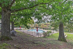 Pigeon Forge Condo w/ Balcony: 5 Mi to Attractions