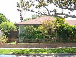 Charming Culver City Cottage w/ Shared Pool+garden