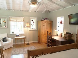 Charming Culver City Cottage w/ Shared Pool+garden
