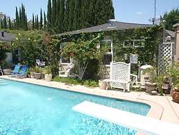 Charming Culver City Cottage w/ Shared Pool+garden
