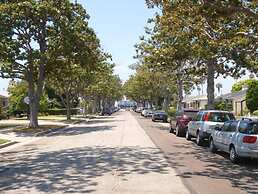 Charming Culver City Cottage w/ Shared Pool+garden