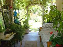 Charming Culver City Cottage w/ Shared Pool+garden