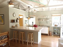 Charming Culver City Cottage w/ Shared Pool+garden