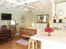 Charming Culver City Cottage w/ Shared Pool+garden