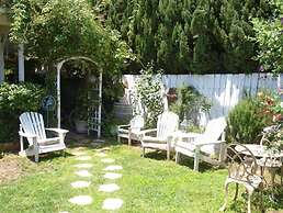 Charming Culver City Cottage w/ Shared Pool+garden