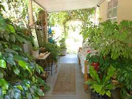 Charming Culver City Cottage w/ Shared Pool+garden