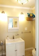 Charming Culver City Cottage w/ Shared Pool+garden