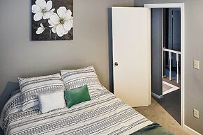 Modern Townhome w/ Fireplace: Near Stoll Park