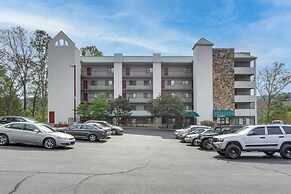 Bear-sighting Condo: Walk to Downtown Gatlinburg!