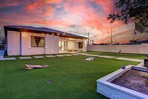 Putting Green & Gazebo: Upscale Peoria Home