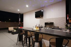 Putting Green & Gazebo: Upscale Peoria Home