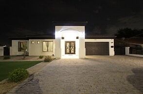 Putting Green & Gazebo: Upscale Peoria Home
