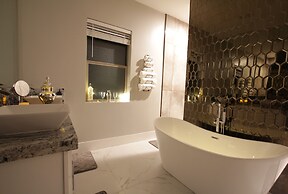 Putting Green & Gazebo: Upscale Peoria Home