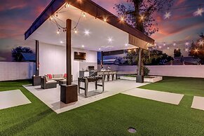 Putting Green & Gazebo: Upscale Peoria Home