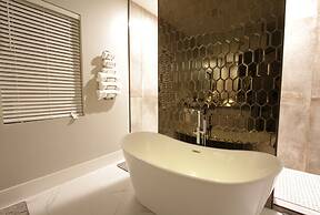 Putting Green & Gazebo: Upscale Peoria Home