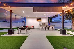 Putting Green & Gazebo: Upscale Peoria Home