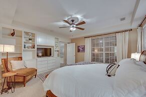 Lovely Hawkins Home w/ Patio & Hangar Garage!