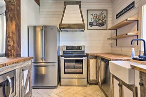 Chic Newark Escape w/ Balcony < 14 Mi to Nyc!