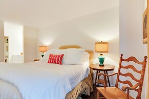 High-end Sapphire Retreat on Fairfield Lake!