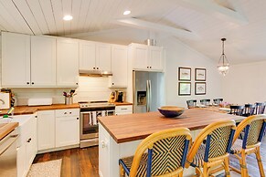 High-end Sapphire Retreat on Fairfield Lake!