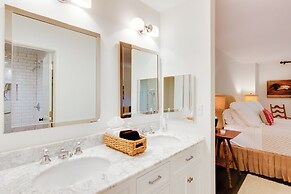 High-end Sapphire Retreat on Fairfield Lake!