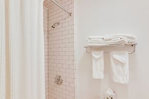 High-end Sapphire Retreat on Fairfield Lake!