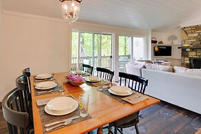 High-end Sapphire Retreat on Fairfield Lake!